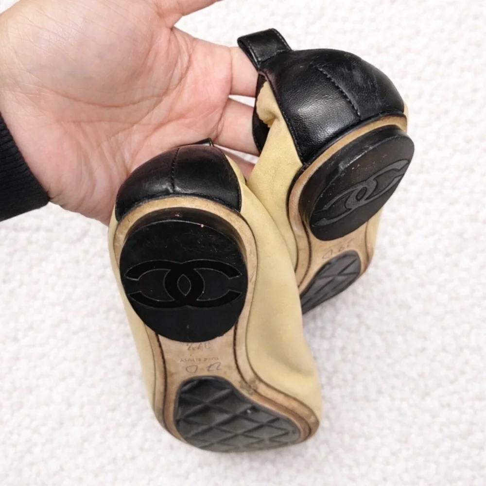 CHANEL 12P CC Logo Classic Beige Black Leather Cap-Toe Ballet Flats